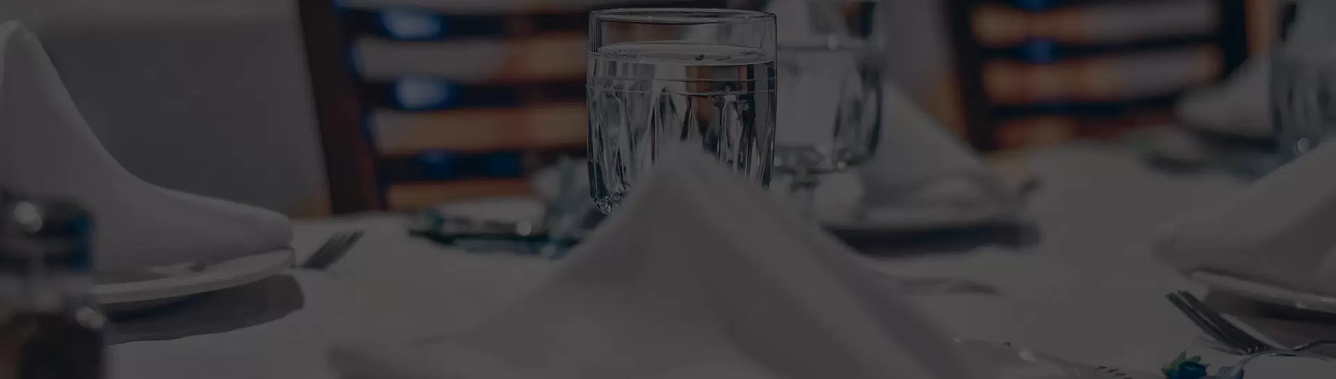Verre et serviette sur une table
